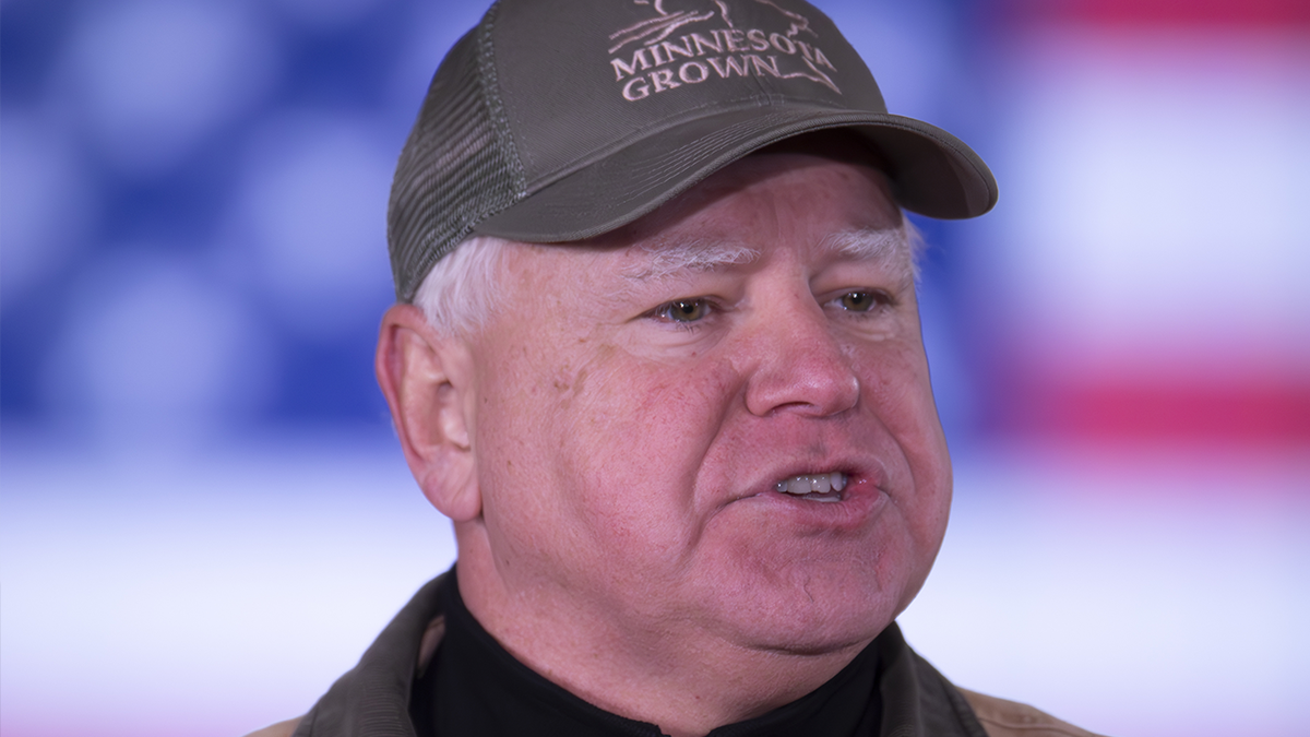 Tim Walz con gorra de béisbol