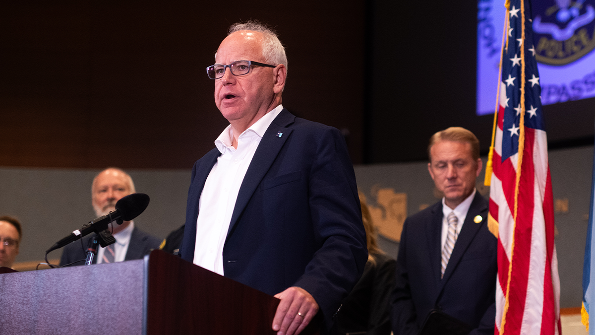 Tim Walz da una rueda de prensa