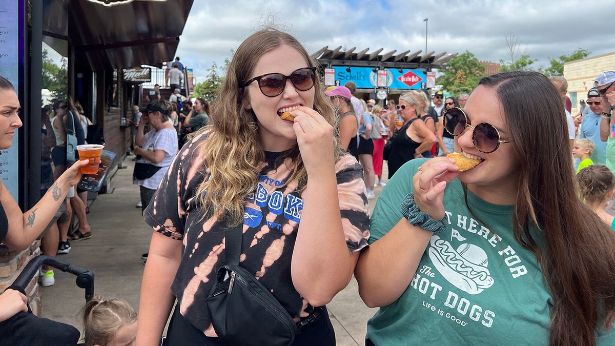 Dos mujeres comiendo rancho frito.