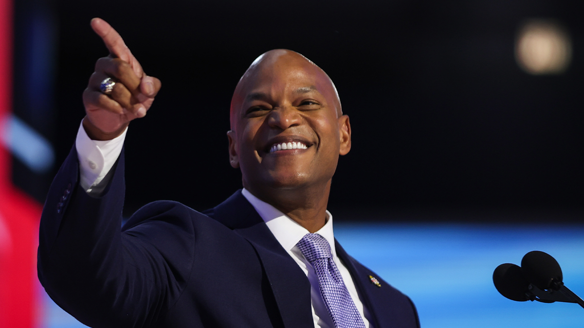 Wes Moore no palco do DNC em close-up apontando com a mão direita