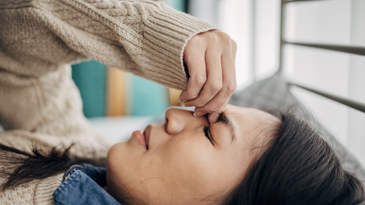 Mujer dolor de cabeza ansioso