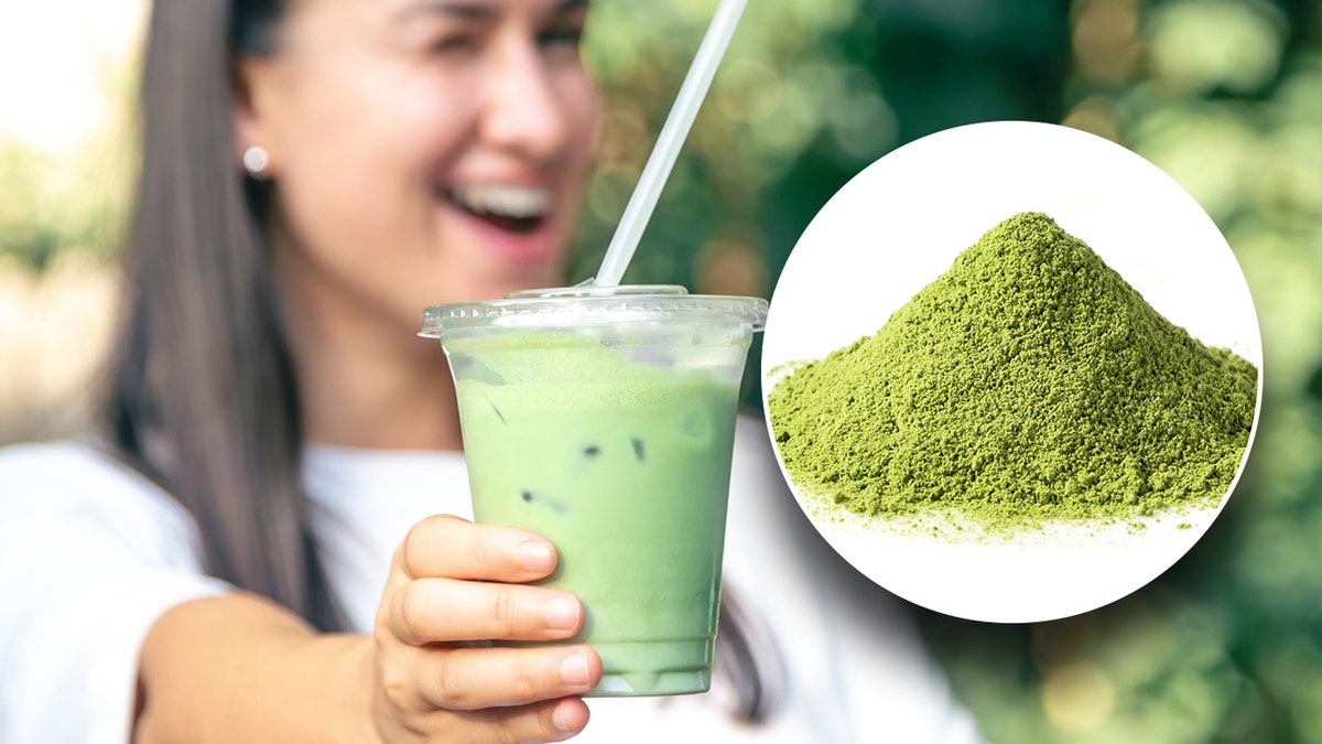 Una mujer sostiene un matcha helado en el fondo de una foto en la que se muestra matcha en polvo