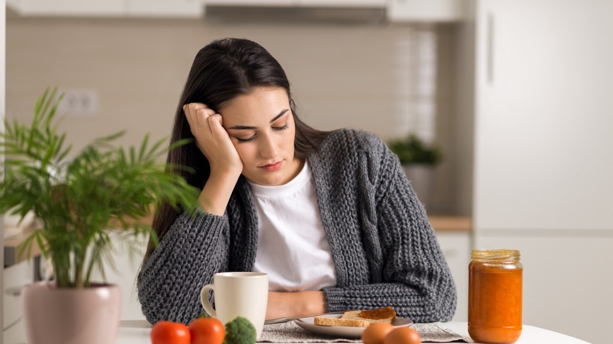 Mujer sin hambre desayuno