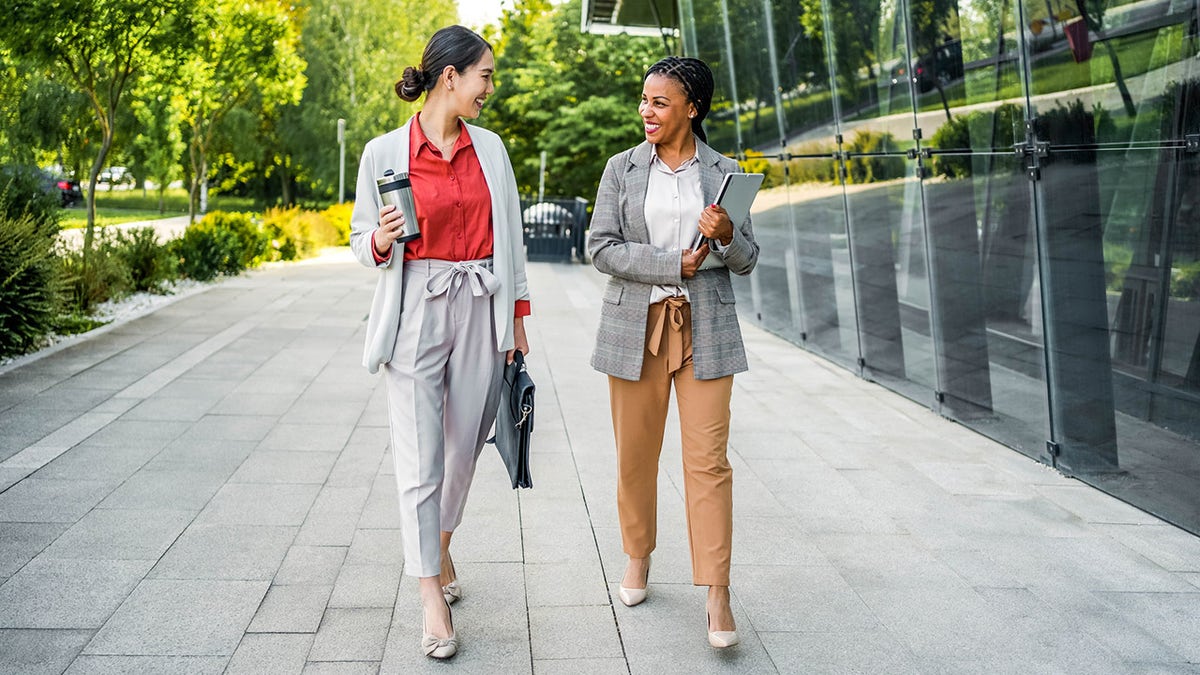 Zwei Frauen gehen bei der Arbeit