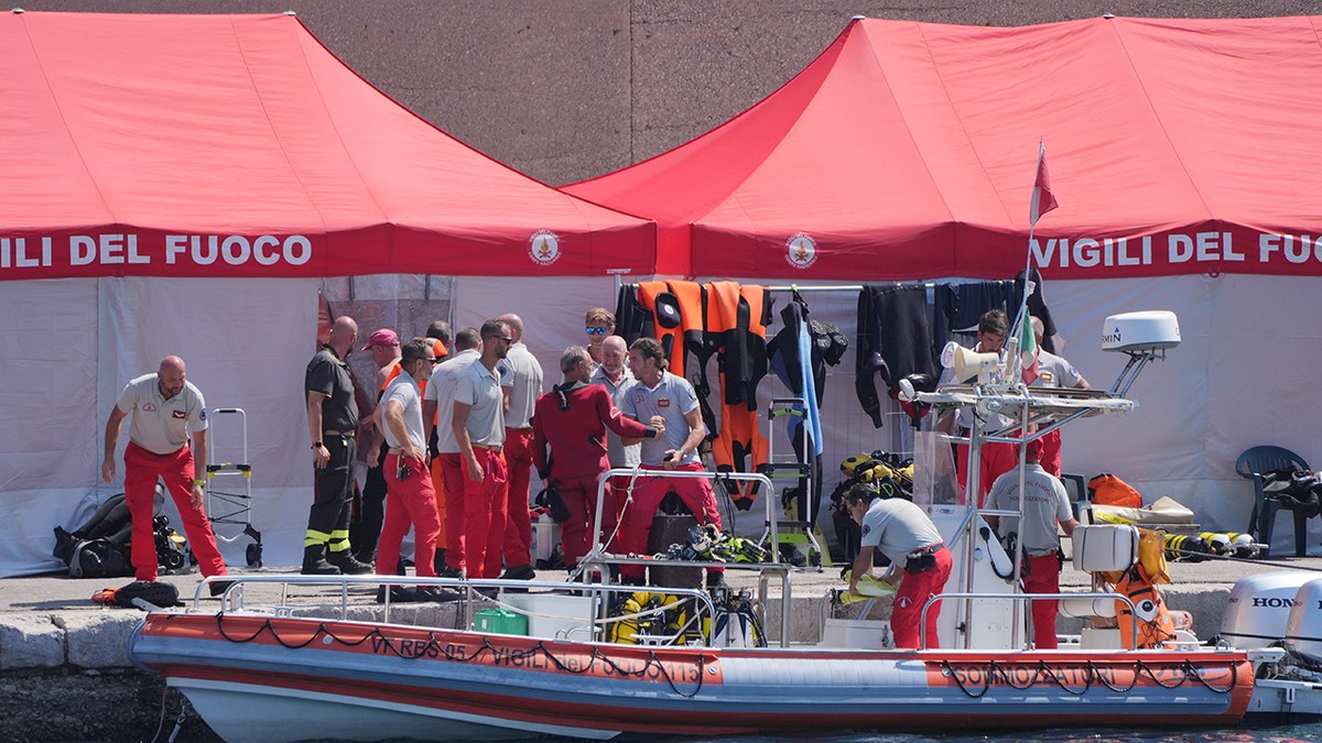 Equipo de buceo en el mortal hundimiento de un yate