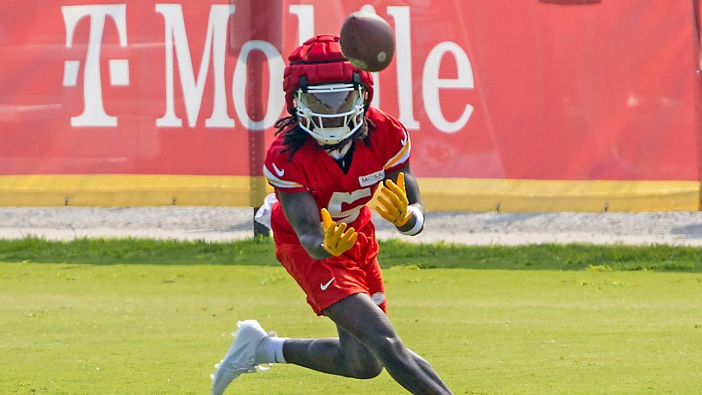 Chiefs Receiver Marquise Brown Hospitalized after Sternoclavicular Dislocation