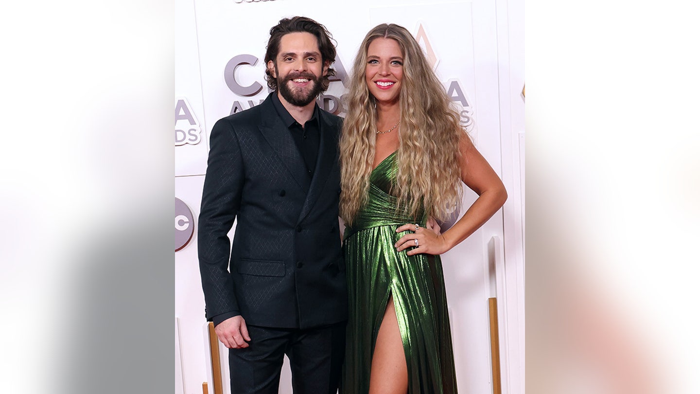 thomas-rhett-and-lauren كان نجم موسيقى الريف توماس ريت وزوجته لورين "ينفجران داخليًا" أثناء صعوده إلى الشهرة