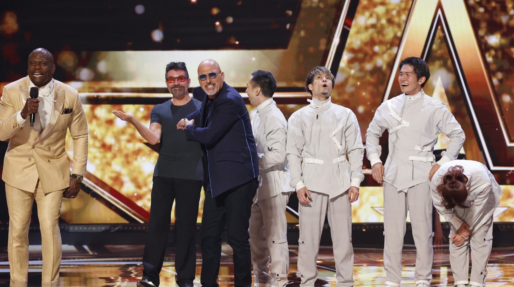 Howie Mandel Outmaneuvers Simon Cowell in Golden Buzzer Battle on 'AGT'