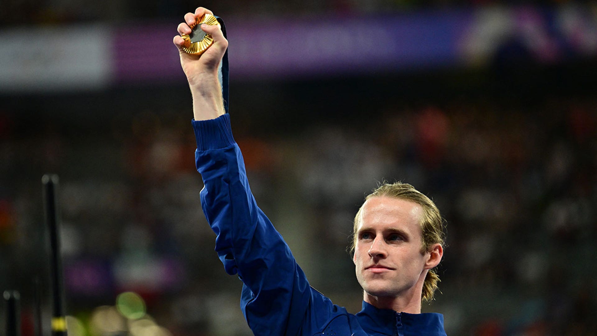 Cole Hocker holds the gold