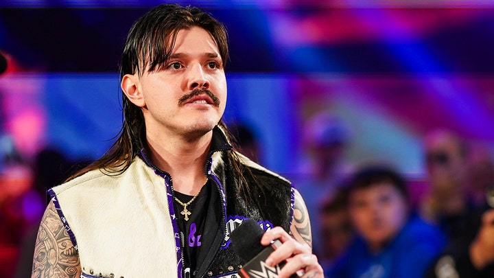 WWE star Dominik Mysterio embraces heat from the crowd