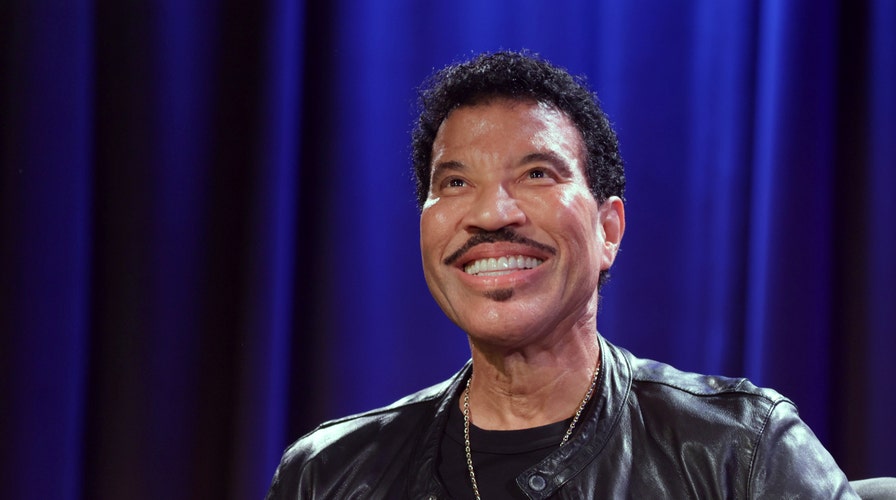 El juez de 'American Idol' Lionel Richie da consejos a Carrie Underwood 