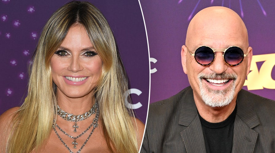 El juez de 'AGT' Howie Mandel reacciona cuando Heidi Klum salta sobre su regazo en un acto impactante