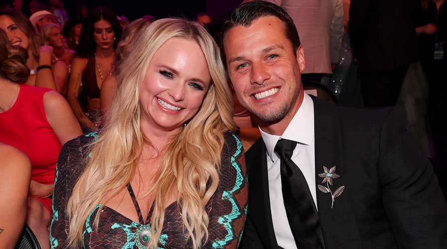 Miranda Lambert y su marido desfilan por la alfombra roja de los Premios ACM 2024