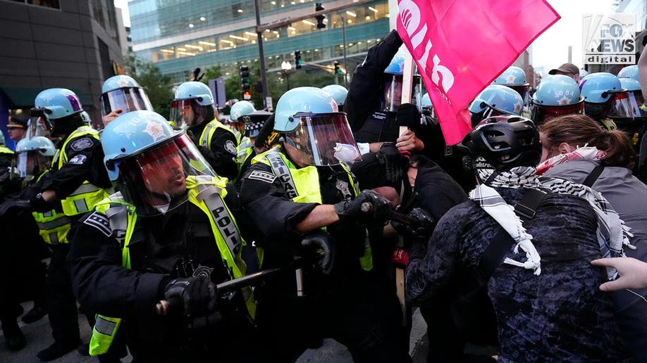 Manifestantes pro-Hamas chocan con la policía