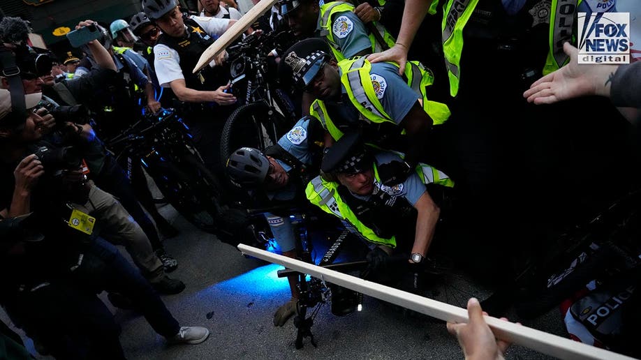 Manifestantes pro-Hamas chocan con la policía