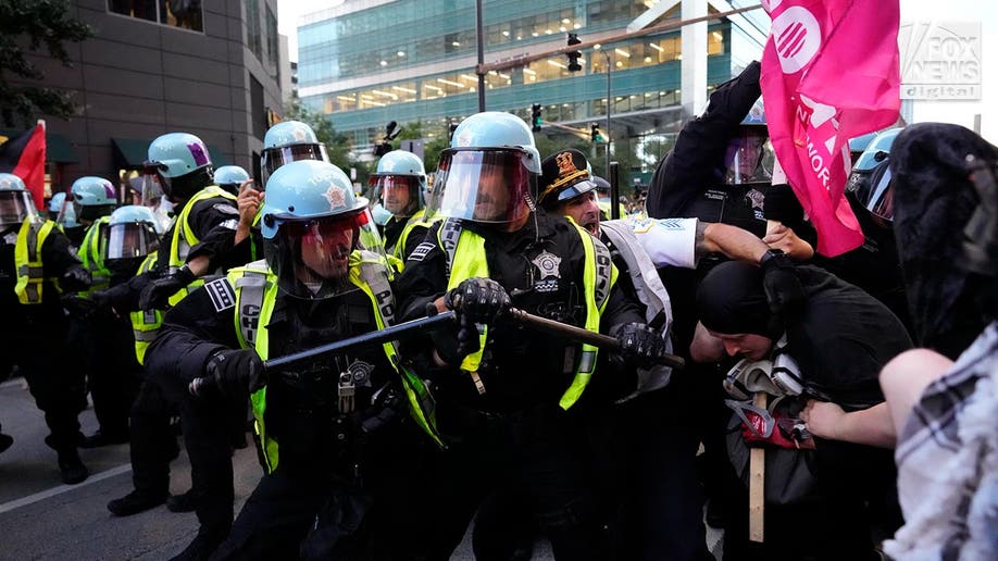 Manifestantes pro-Hamas chocan con la policía