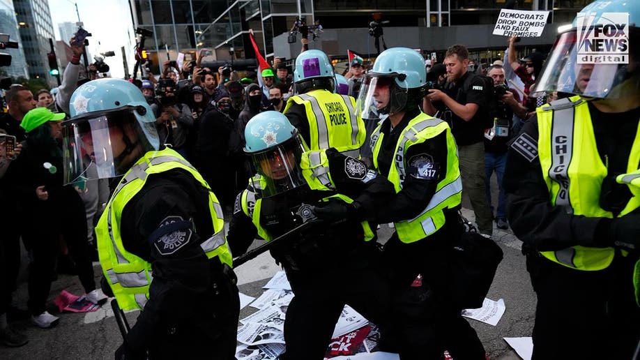 Manifestantes pro-Hamas chocan con la policía