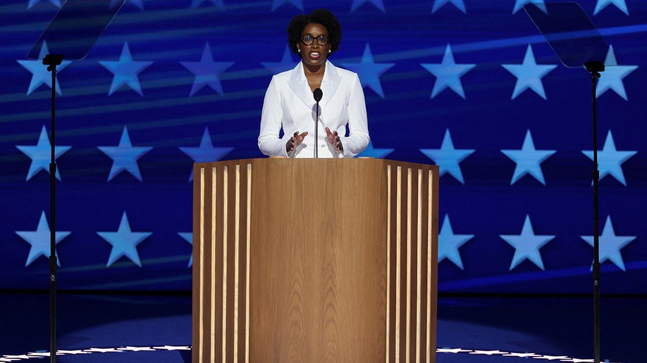 La diputada demócrata Lauren Underwood en el United Center, el primer día de la Convención Nacional Demócrata