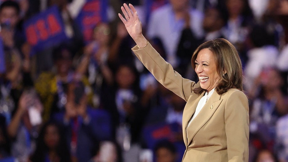 Kamala Harris sube al escenario durante la Convención Nacional Demócrata