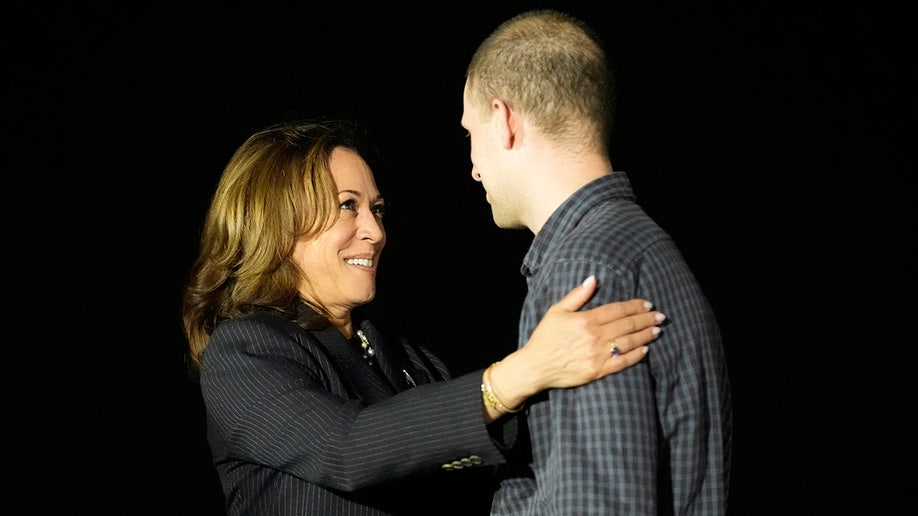 La vicepresidenta Kamala Harris saluda al periodista Evan Gershkovich