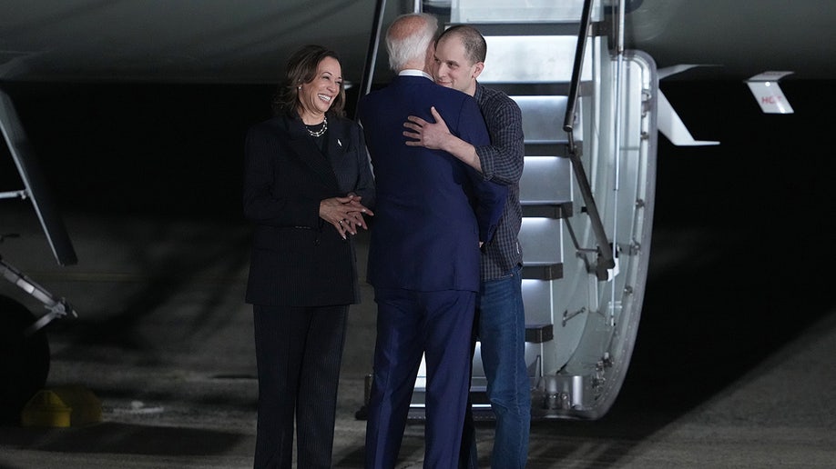 El presidente Joe Biden y la candidata presidencial demócrata, la vicepresidenta de EE.UU. Kamala Harris saludan a Evan Gershkovich