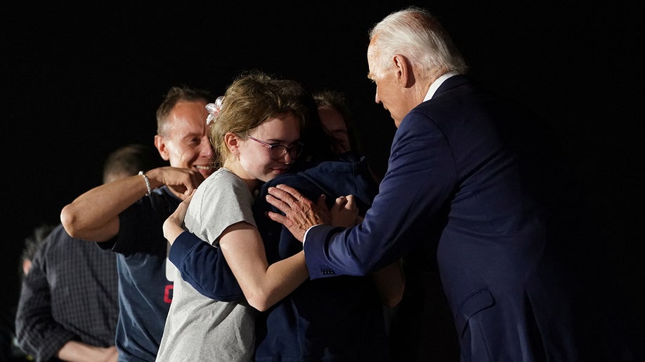 La periodista ruso-estadounidense Alsu Kurmasheva es saludada por el presidente de EE.UU. Joe Biden, sus hijas Bibi y Miriam Butorin y su marido Pavel Butorin.