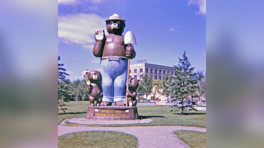 Estatua del Oso Smokey en International Falls, MN.