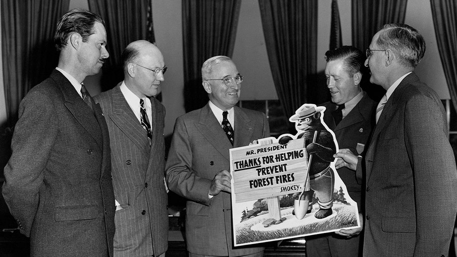 El Oso Smokey con el Presidente Truman.