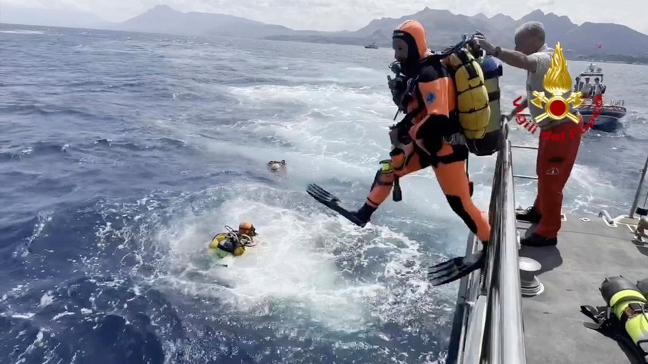 buceadores en escena saltando al agua