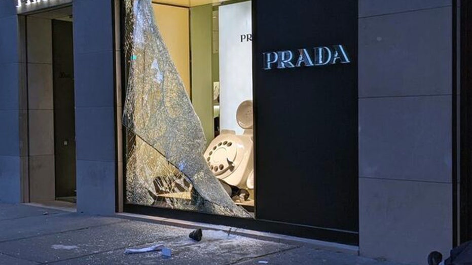 Chicago smash-and-grab crew hits Prada store as city prepares for DNC