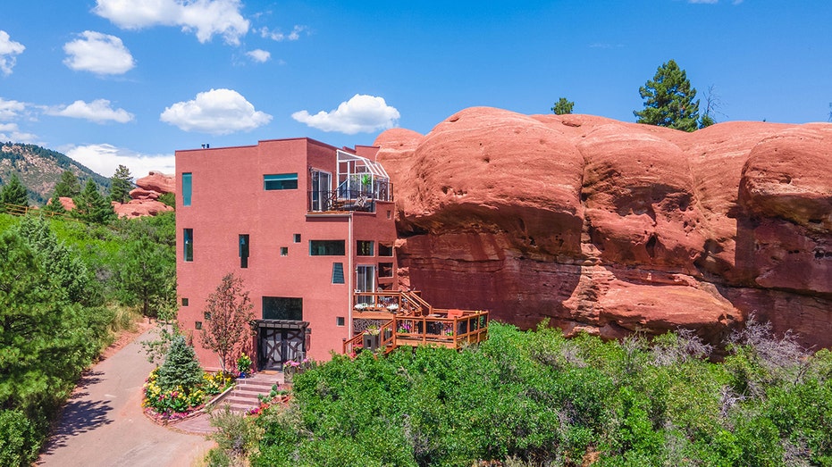 Colorado home built into 200 million-year-old red rocks hits market, brings ‘the outdoors in’