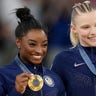 Simone Biles y Jade Carey posan