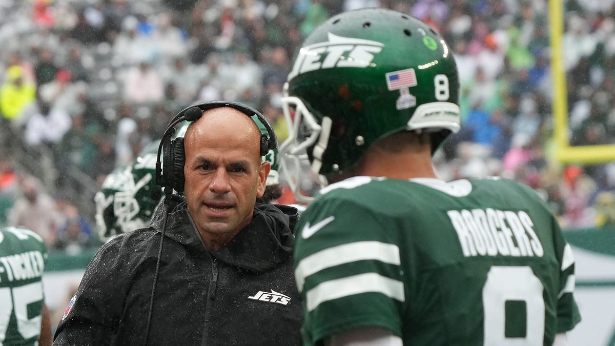 Robert Saleh y Aaron Rodgers