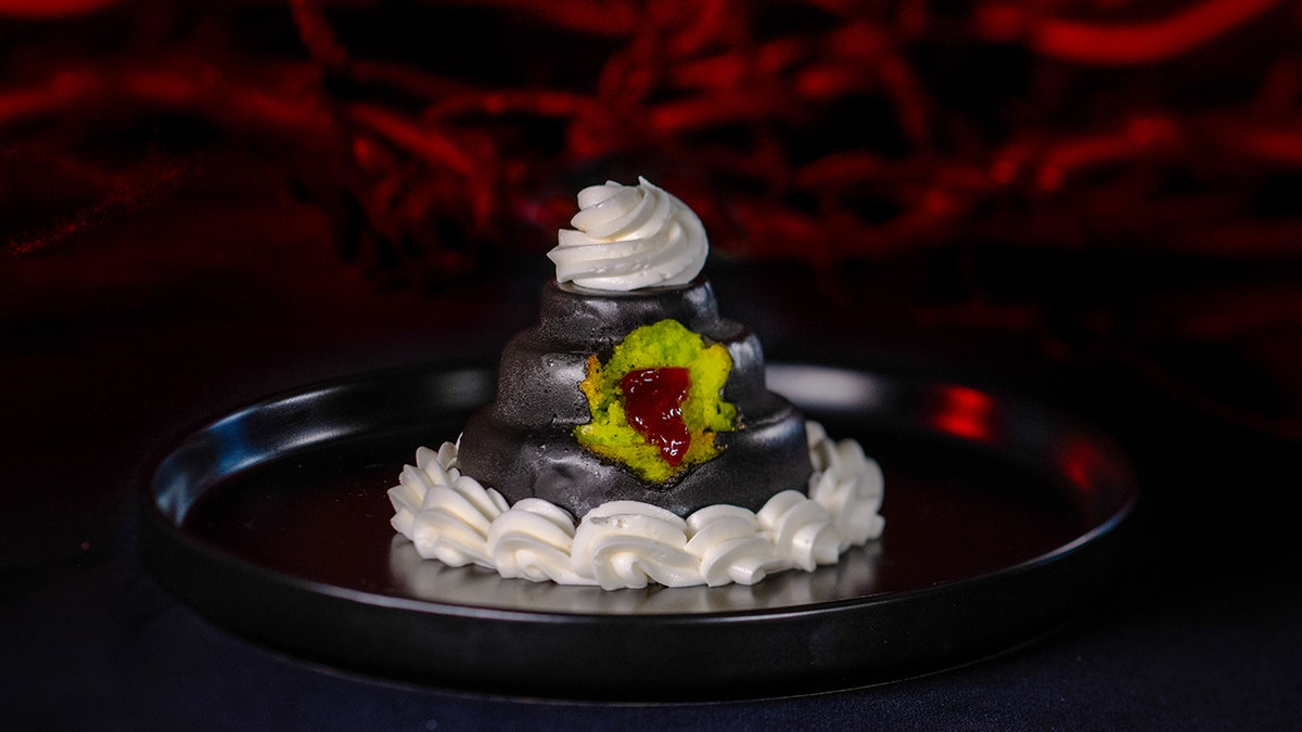 Una pequeña tarta de boda con bizcocho verde y chocolate.