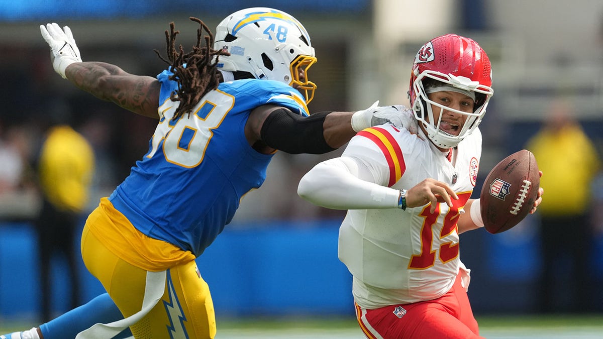 Patrick Mahomes escapa de Bud Dupree