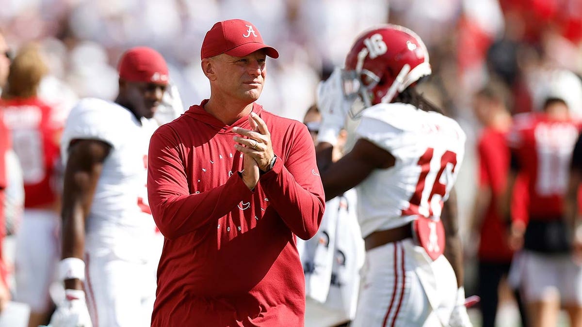 Kalen DeBoer observa durante um jogo do Alabama