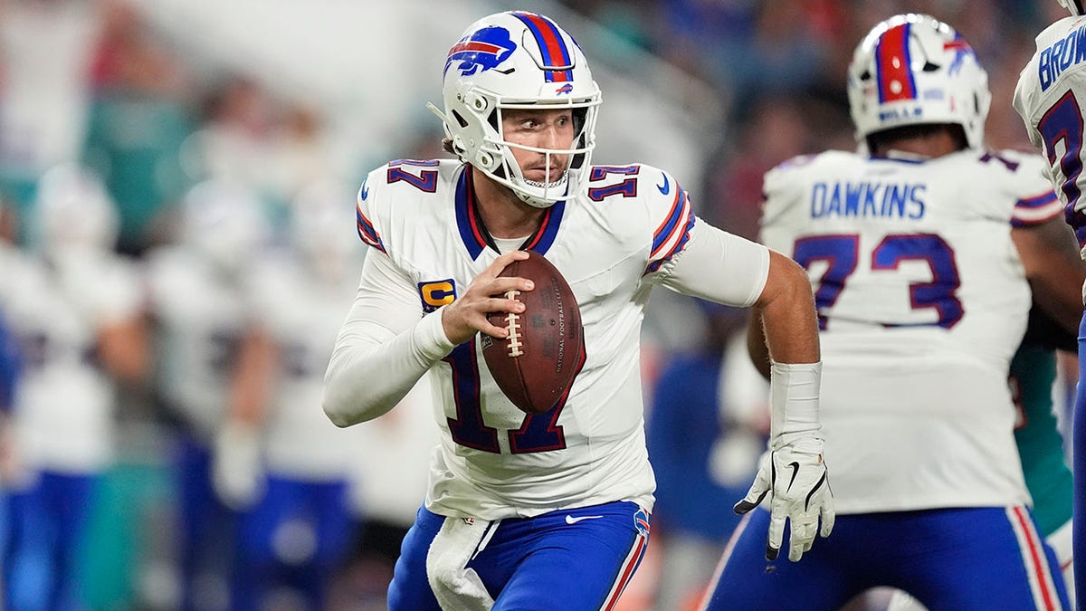 Josh Allen busca el pase