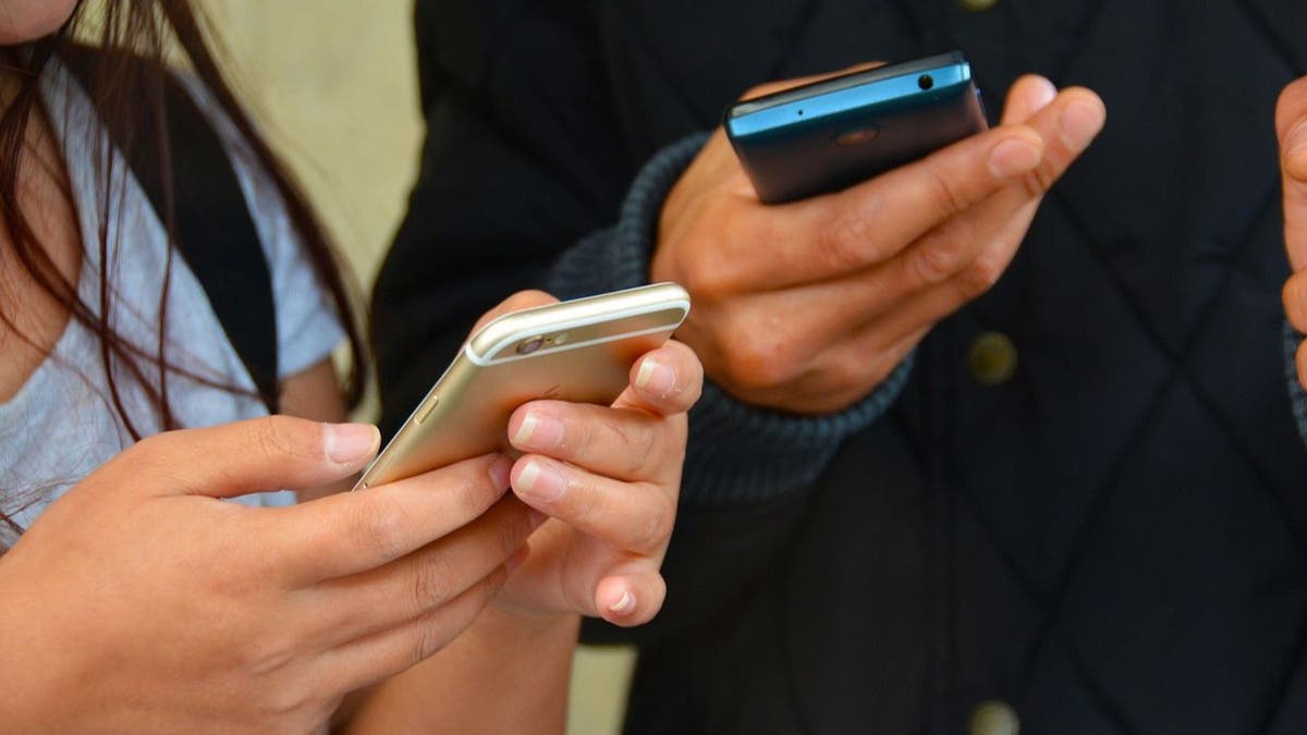 Mensen op mobiele telefoons