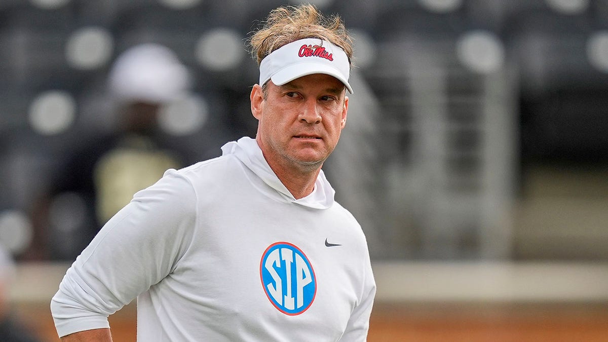 Lane Kiffin mira