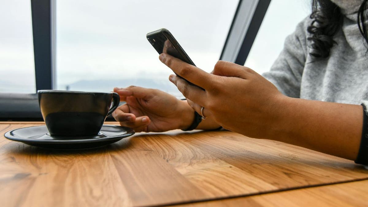 persoon aan de telefoon