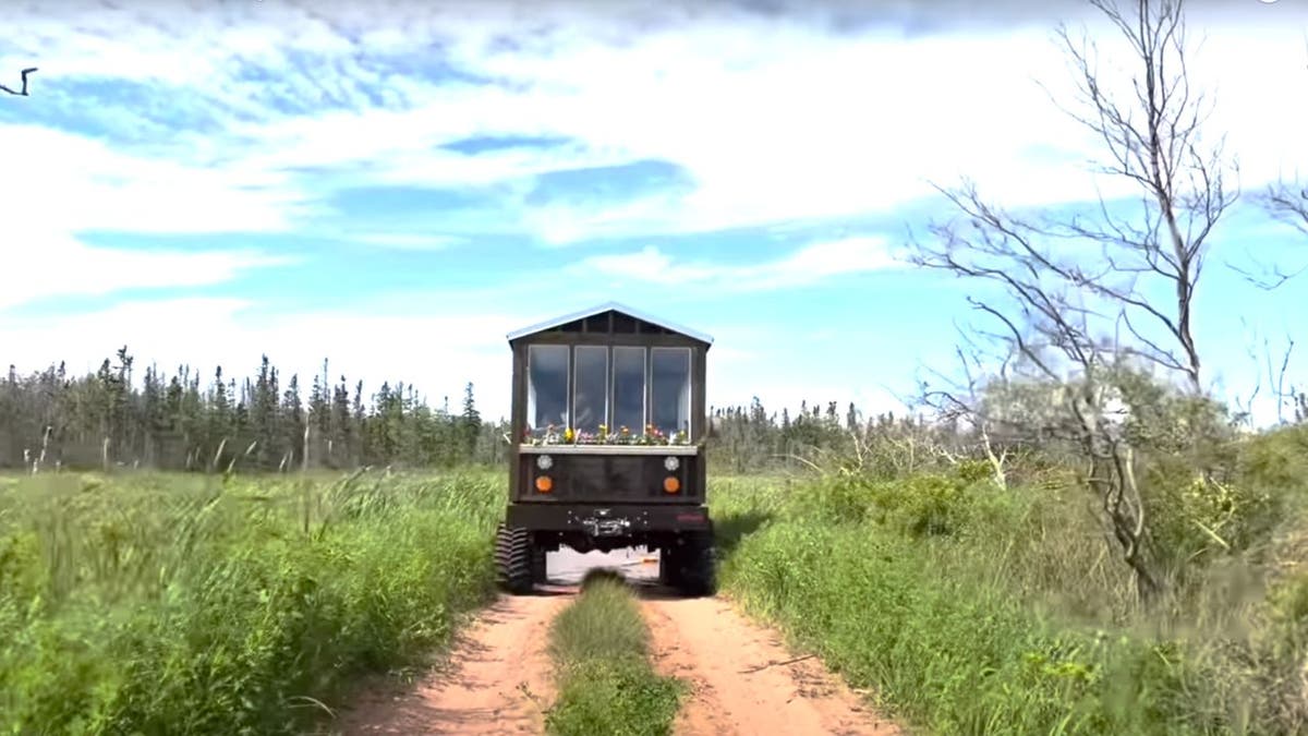 Onstuitbare off-road tiny house verovert elk terrein, overal