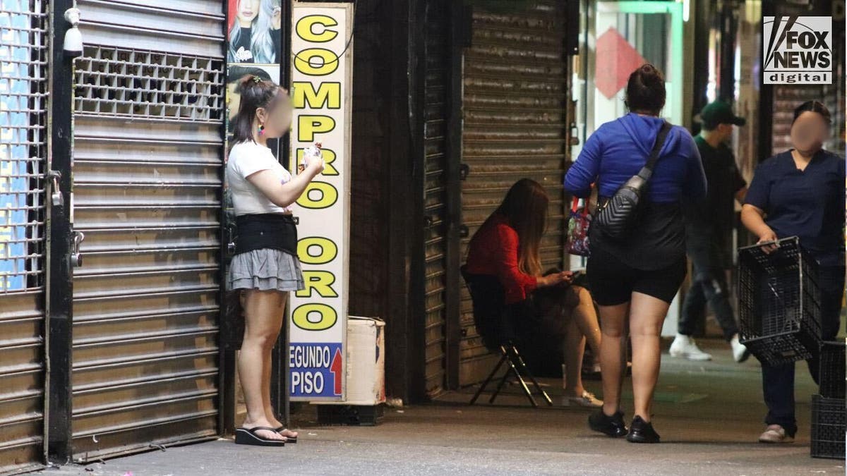 Prostitutas trabajando en Queens, Nueva York, distrito de AOC