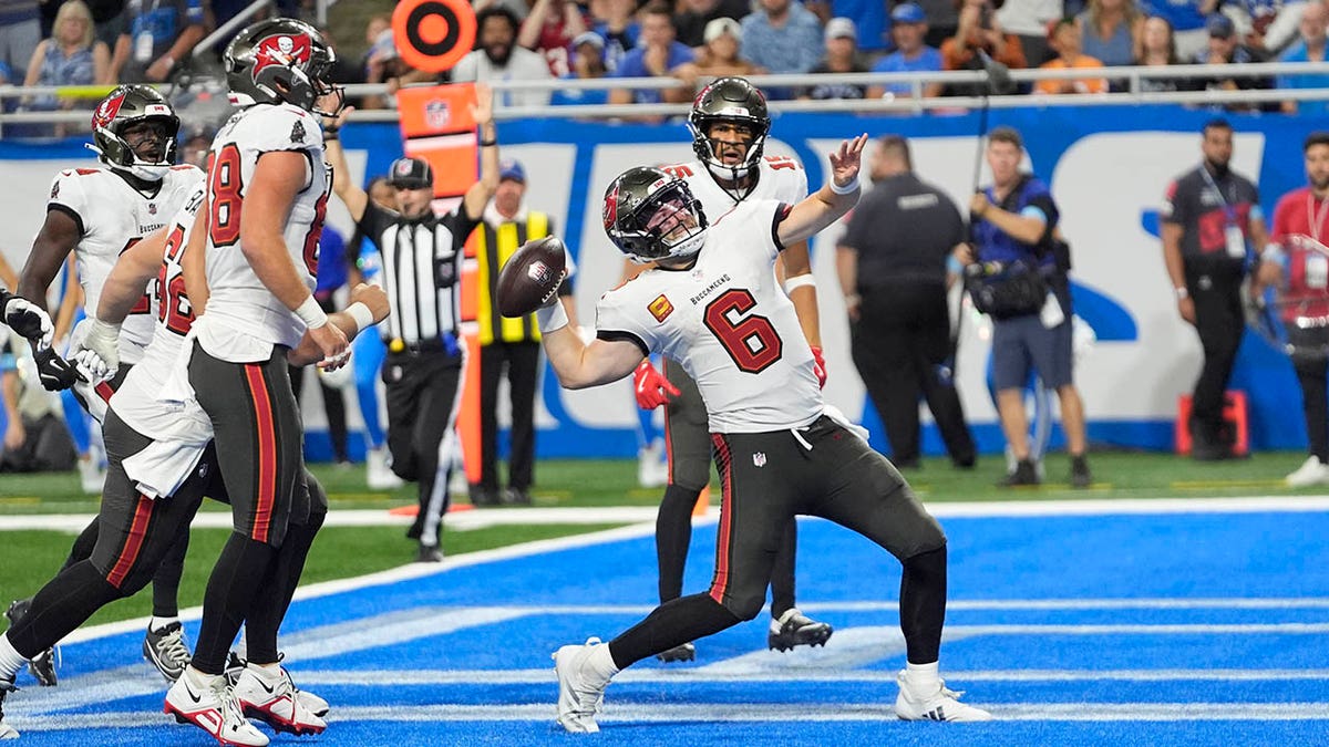 Baker Mayfield lanza la pelota