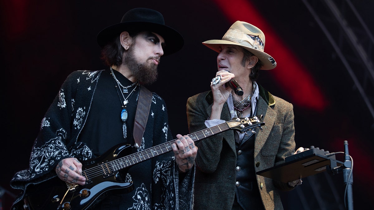 Dave Navarro y Perry Farrell actuando juntos en el escenario