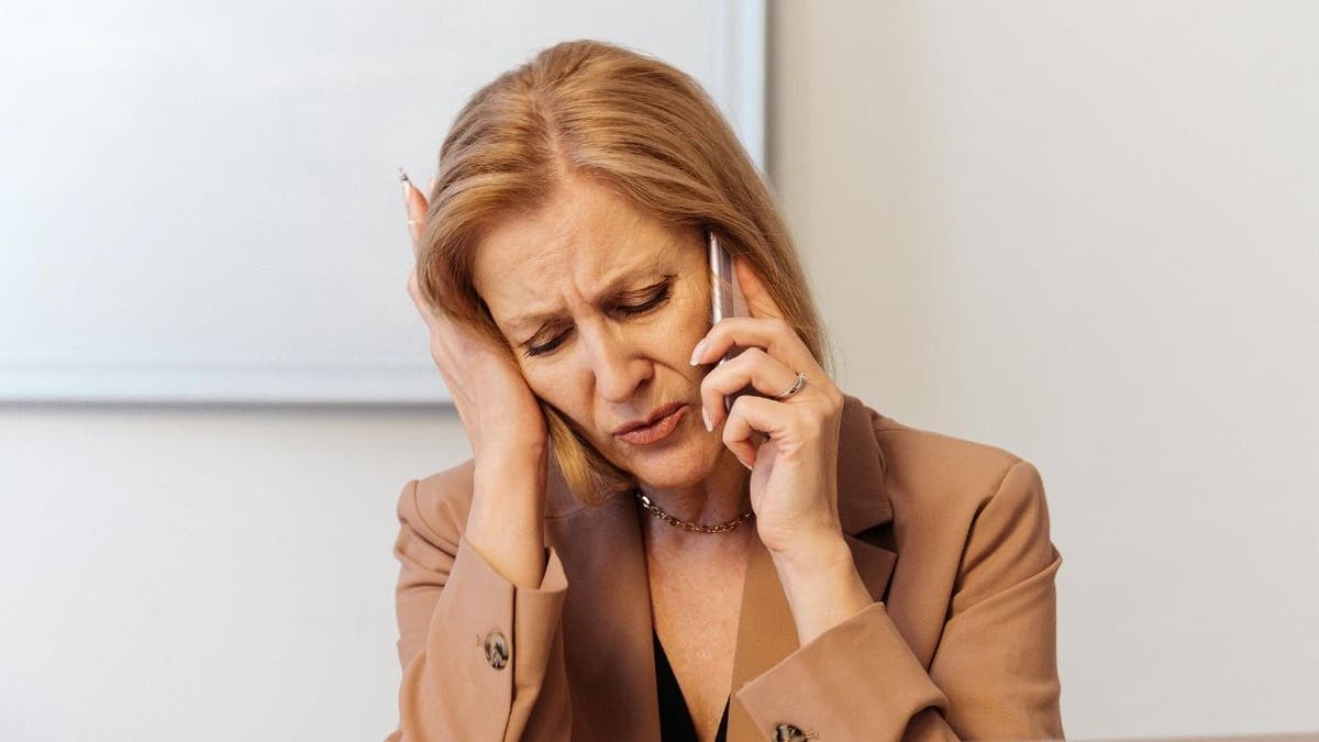 vrouw aan de telefoon