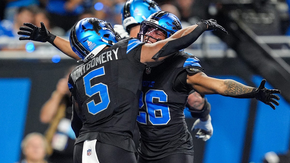 Jahmyr Gibbs celebra el touchdown