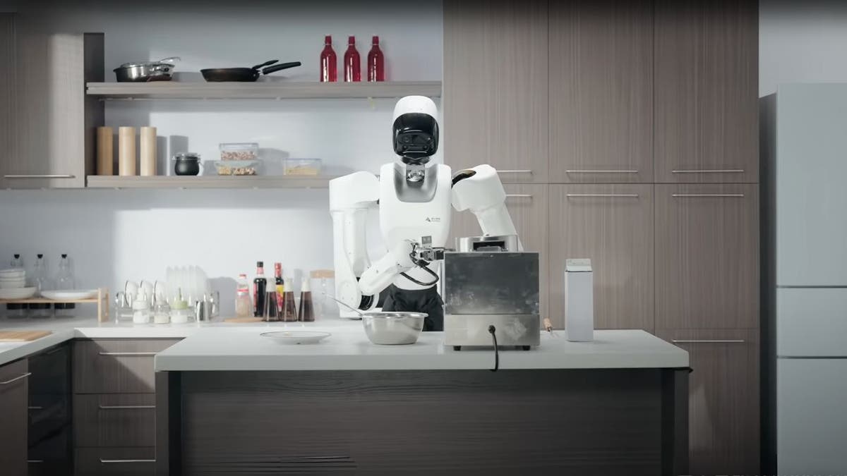 El robot ayudante chino puede limpiar, cocinar e incluso lanzar a canasta