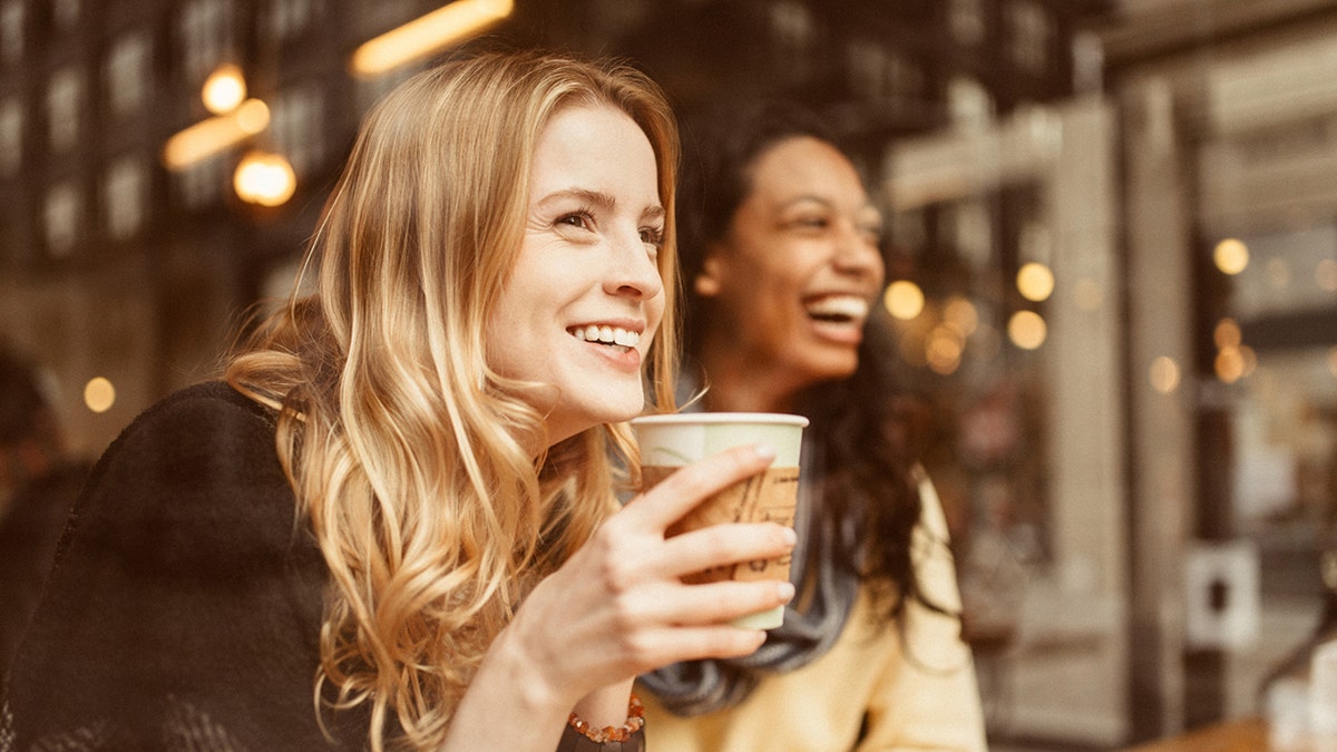 Gente disfrutando del café