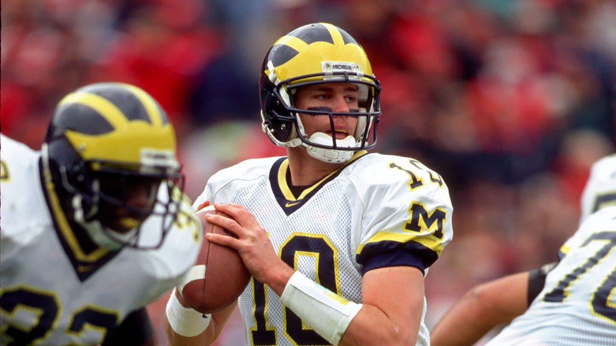 Tom Brady con uniforme de Michigan retrocede