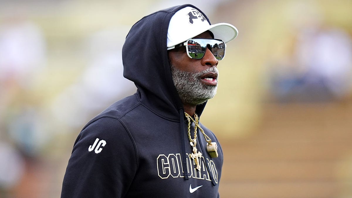 Deion Sanders olha para o campo